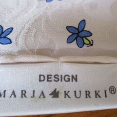 MARJA KURKI  大判スカーフ　白地の画像