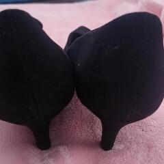 黒 パンプスの画像