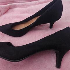 黒 パンプスの画像