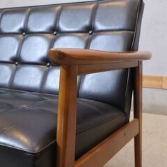 人気のカリモク60よりKチェアー 2シーターです！北欧スタイルのレトロなデザインが魅力のコンパクトな2人掛けソファー♪カフェスタイルやヴィンテージテイストにおススメのおしゃれなデザインです♪の画像