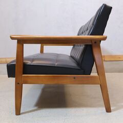 人気のカリモク60よりKチェアー 2シーターです！北欧スタイルのレトロなデザインが魅力のコンパクトな2人掛けソファー♪カフェスタイルやヴィンテージテイストにおススメのおしゃれなデザインです♪の画像