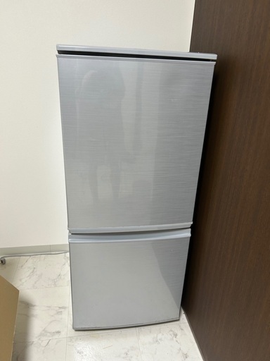 シャープ冷蔵庫  137L 外側に傷あり