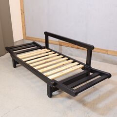 北欧デンマークのメーカーkarup(カーラップ)のパイン無垢材を使用したFuton2(フートン) カウチソファベッドです。 アームは可動式で2人掛けソファや来客時のベッドとしても活躍します♪の画像
