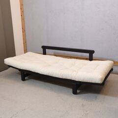 北欧デンマークのメーカーkarup(カーラップ)のパイン無垢材を使用したFuton2(フートン) カウチソファベッドです。 アームは可動式で2人掛けソファや来客時のベッドとしても活躍します♪の画像