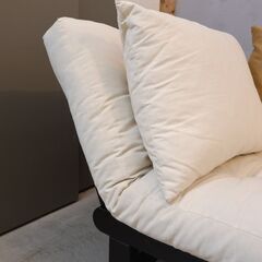 北欧デンマークのメーカーkarup(カーラップ)のパイン無垢材を使用したFuton2(フートン) カウチソファベッドです。 アームは可動式で2人掛けソファや来客時のベッドとしても活躍します♪の画像