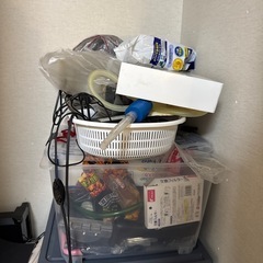 【捨てました】
熱帯魚フィルター、ライトなど  あと2日で捨てま...