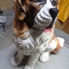 大きく、綺麗な陶器製の犬の置物の画像