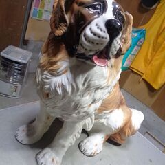 大きく、綺麗な陶器製の犬の置物の画像