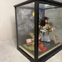 【168】御所人形 ガラスケース付き 金色と白の衣装の画像