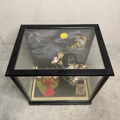 【168】御所人形 ガラスケース付き 金色と白の衣装の画像
