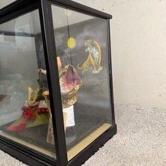【168】御所人形 ガラスケース付き 金色と白の衣装の画像