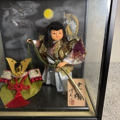 【168】御所人形 ガラスケース付き 金色と白の衣装の画像