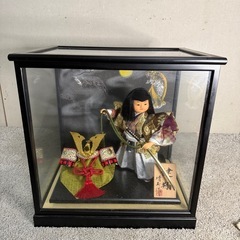 【168】御所人形 ガラスケース付き 金色と白の衣装