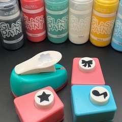 文具 ダイソー ガラス絵の具 6色 アクリル絵の具 7色 穴あけパンチ4種類 シール4種類の画像