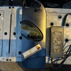 自転車用バッテリーと充電器　　の画像