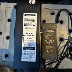 自転車用バッテリーと充電器　　の画像