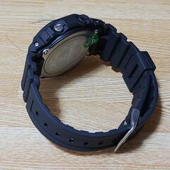 G-SHOCKタイプの腕時計 中国製 大きめ ブラック×ゴールド スタンド付属の画像