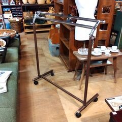SALE!! レトロ キャスター付き ハンガーラック ブラウン色...