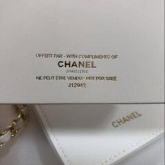 CHANEL♥ シャネル♥ノベルティ♥スマホポーチ　ココクラッシュ　ゴールドチェーン付き　斜めがけ　ホワイト　ショルダー ポーチの画像