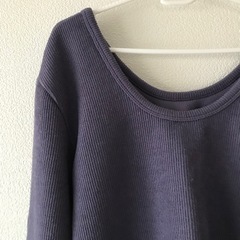 パープルUネックニットの画像