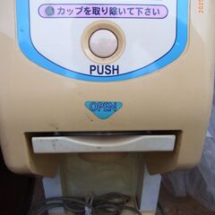めいらくのソフトクリーム 専用機と　調温ストッカー　