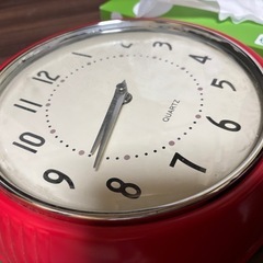 時を刻むことができない壁掛け時計の画像