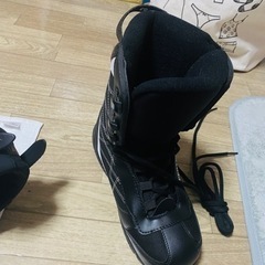 初心者用スノーボードのビンディングとブーツの画像