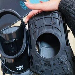 初心者用スノーボードのビンディングとブーツの画像