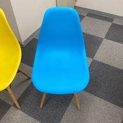 シンプルな丸いイス　残り青2つ