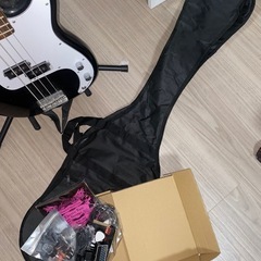 【 値段交渉承ります 】ベース（ケース、スタンド、コード、アンプなど付き）の画像