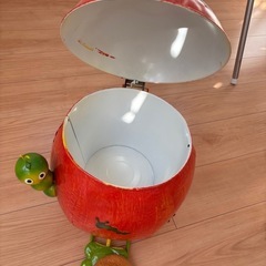 トマト型ブリキのゴミ箱の画像