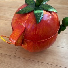 トマト型ブリキのゴミ箱の画像