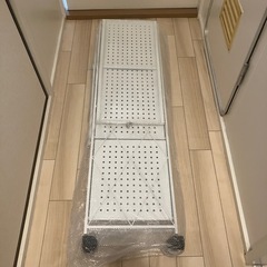 【新品未使用】折り畳める収納ラック4段 ホワイト キャスター付 耐荷重106Kgの画像