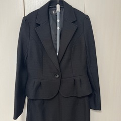 卒業式や卒園式のママさんに上品なフリルスーツの画像