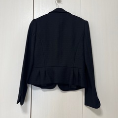 卒業式や卒園式のママさんに上品なフリルスーツの画像