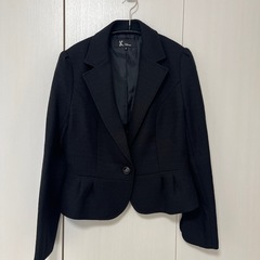 卒業式や卒園式のママさんに上品なフリルスーツの画像
