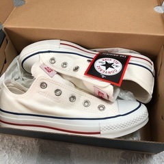 新品未使用コンバースの靴の画像