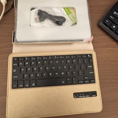 新品ワイヤレスキーボード付きiPadケースの画像