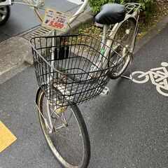 【リサイクルショップどりーむ鹿大前店】No.51　自転車　ママチャリ　24インチ　シルバー　ライト付き　鍵なしの画像