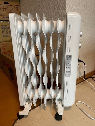 アイリスオーヤマオイルヒーターウェーブ型1200W ほぼ未使用品