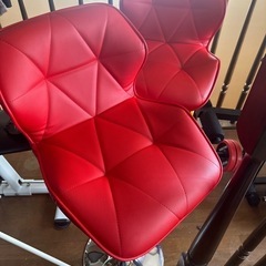 テーブルと赤いベンチ2個丸椅子2個カウンター椅子2脚の画像