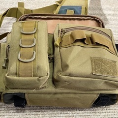 釣り用ショルダーバック（ウエスト部も固定可能）　サイズW約400×H約200×D約400 ポケット数9個　ロッド固定1本可能の画像