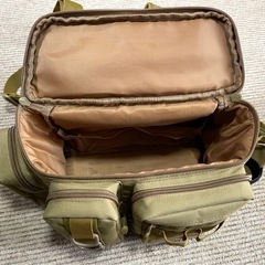 釣り用ショルダーバック（ウエスト部も固定可能）　サイズW約400×H約200×D約400 ポケット数9個　ロッド固定1本可能の画像