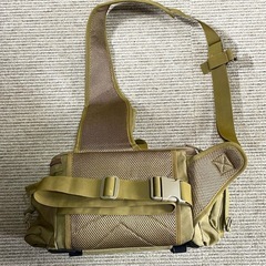 釣り用ショルダーバック（ウエスト部も固定可能）　サイズW約400×H約200×D約400 ポケット数9個　ロッド固定1本可能の画像