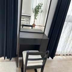 シンプル茶色ドレッサーの画像