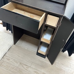 シンプル茶色ドレッサーの画像