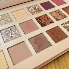 HUDABEAUTY "NUDE" アイシャドウパレットの画像