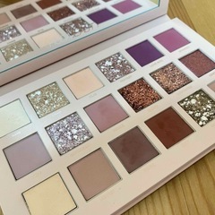 HUDABEAUTY "NUDE" アイシャドウパレットの画像