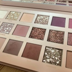 HUDABEAUTY "NUDE" アイシャドウパレットの画像