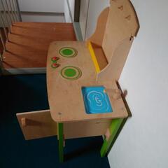 木製の調理台風おもちゃ、収納スペース付きで遊びながら学べる。の画像